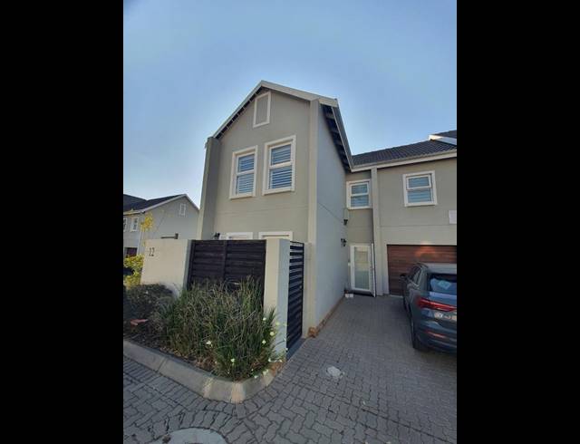 4 BEDROOM TOWNHOUSE FOR SALE IN HELDERFONTEIN ESTATE